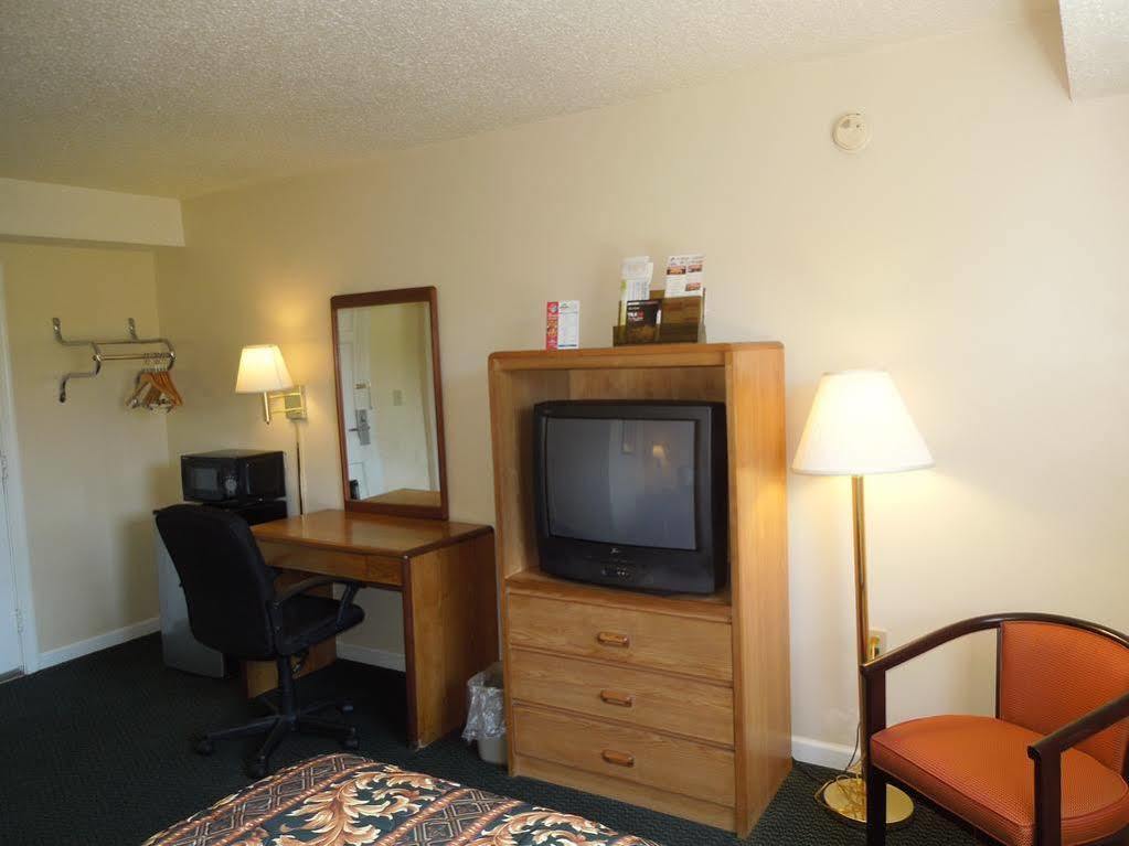 Knights Inn Bristol Левиттаун Экстерьер фото